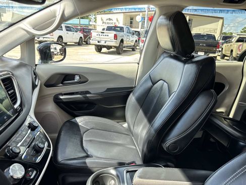 Used 2024 Chrysler Pacifica Touring-L FWD image 15