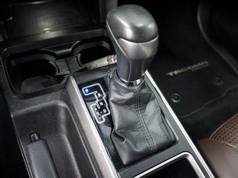 Used 2021 Toyota Tacoma Limited image 15