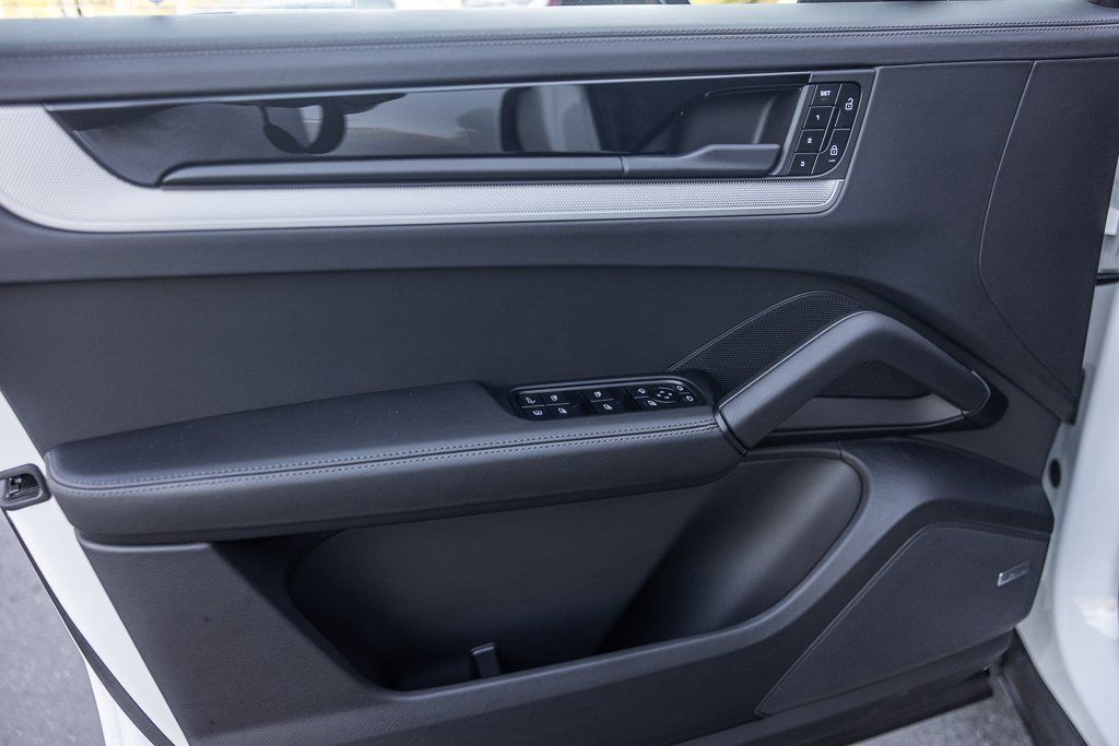 Certified 2025 Porsche Cayenne E-Hybrid AWD/4WD image 20
