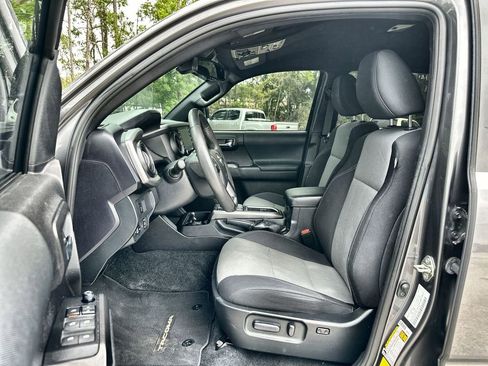 Used 2021 Toyota Tacoma TRD Off-Road w/ Technology Package AWD/4WD image 19
