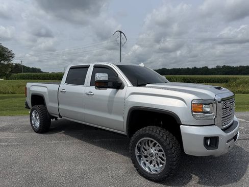 Used 2019 GMC Sierra 2500 Denali w/ Duramax Plus Package AWD/4WD image 4