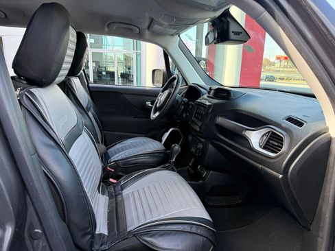 Used 2018 Jeep Renegade Latitude FWD image 16