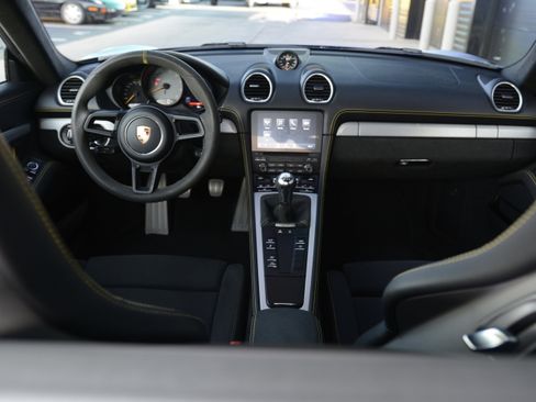 Certified 2022 Porsche 718 Cayman GT4 RWD image 19