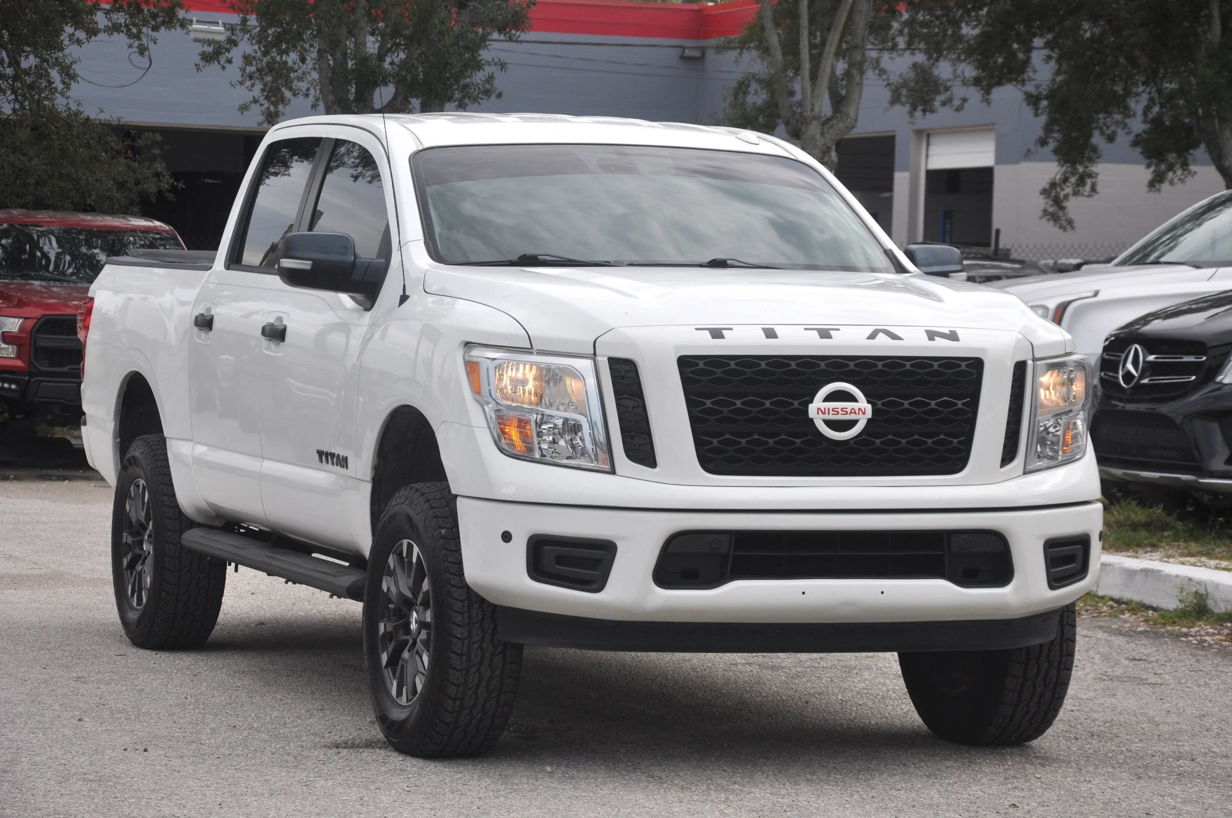 Used 2018 Nissan Titan SV w/ SV Convenience Package RWD image 10