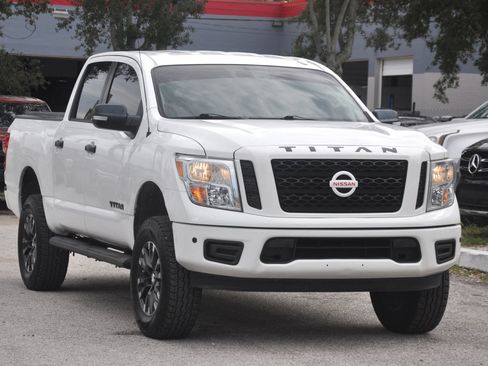 Used 2018 Nissan Titan SV w/ SV Convenience Package RWD image 10