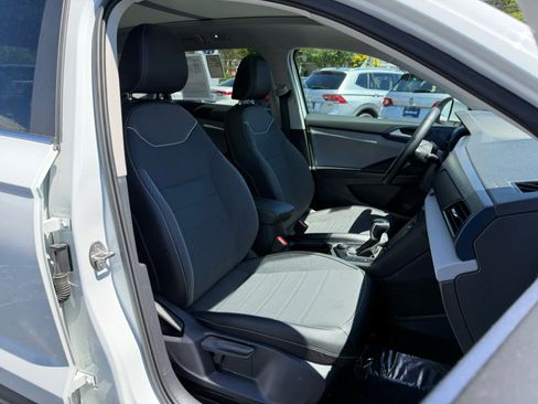 Used 2023 Volkswagen Taos SE w/ Panoramic Sunroof Package AWD/4WD image 10