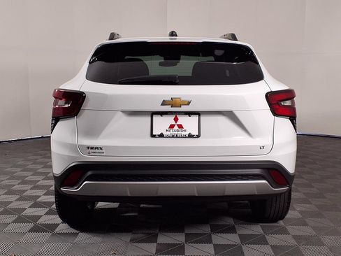 Used 2025 Chevrolet Trax LT w/ LT Convenience Package FWD image 6