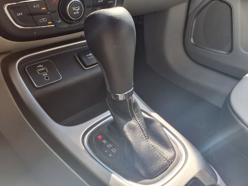 Used 2018 Jeep Compass Latitude w/ Popular Equipment Group FWD image 9