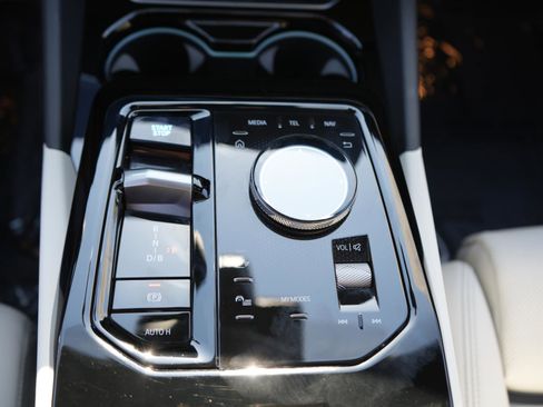 Used 2025 BMW i5 eDrive40i image 26