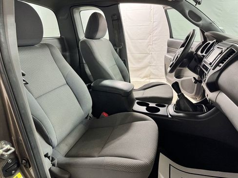 Used 2015 Toyota Tacoma 4x4 Access Cab image 8