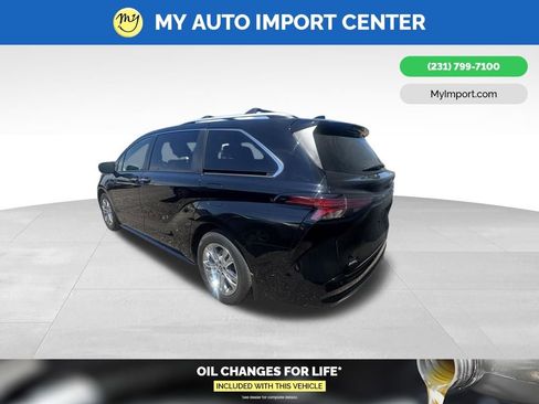 Used 2022 Toyota Sienna Platinum AWD/4WD image 4