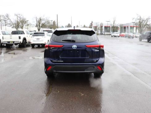 Certified 2021 Toyota Highlander LE image 6