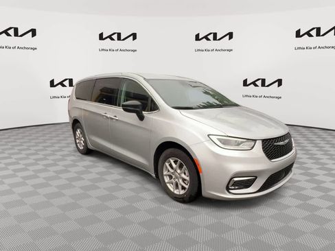 Used 2024 Chrysler Pacifica Touring-L FWD image 2