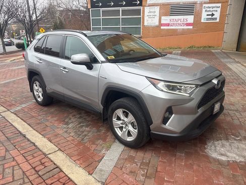 Used 2020 Toyota RAV4 XLE image 1