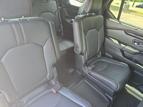 Used 2024 Honda Pilot TrailSport image 11