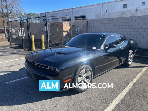 Used 2019 Dodge Challenger SXT image 1