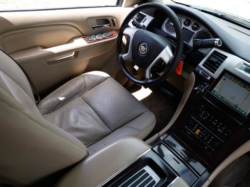 Used 2012 Cadillac Escalade Luxury image 18