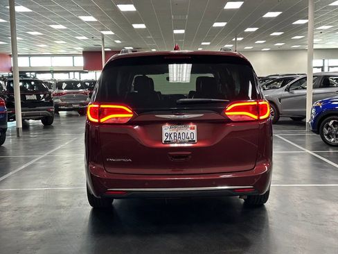 Used 2020 Chrysler Pacifica Touring-L FWD image 6