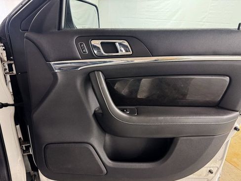 Used 2013 Lincoln MKS AWD image 18