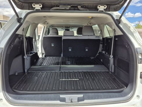 Used 2023 Toyota Highlander L image 19