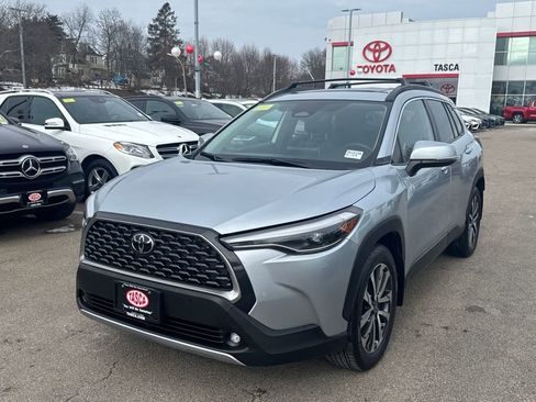 Used 2024 Toyota Corolla Cross XLE w/ Convenience Package image 3