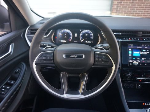 Used 2023 Jeep Grand Cherokee Laredo w/ Luxury Tech Group I image 25