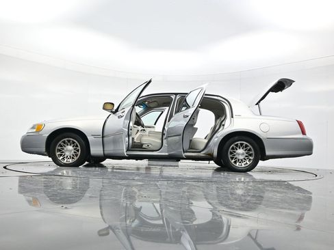 Used 2002 Lincoln Town Car Signature image 53