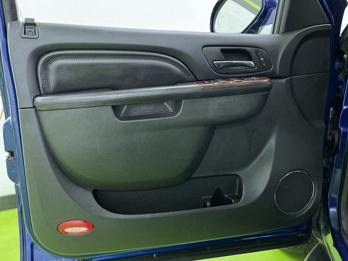 Used 2012 Cadillac Escalade Luxury image 16