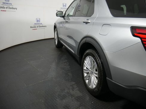 Used 2025 Ford Explorer Platinum w/ LUX Leather Package image 11