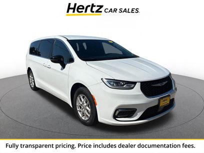 Used 2025 Chrysler Pacifica Select