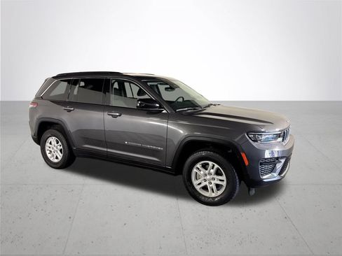 Used 2023 Jeep Grand Cherokee Laredo w/ Luxury Tech Group I AWD/4WD image 4