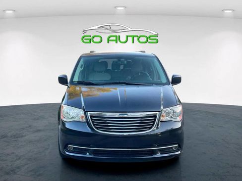 Used 2014 Chrysler Town & Country Touring image 8
