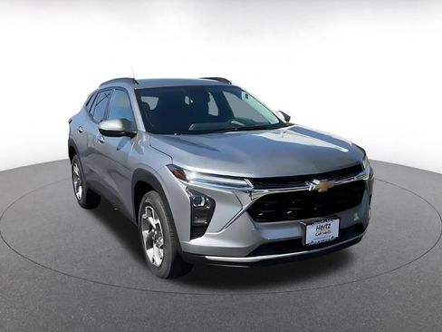 Used 2025 Chevrolet Trax LT w/ LT Convenience Package FWD image 3