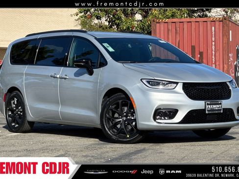 New 2026 Chrysler Pacifica Select w/ S Appearance Package image 1