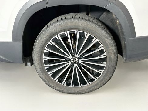 Used 2025 Volkswagen Taos SE FWD image 11