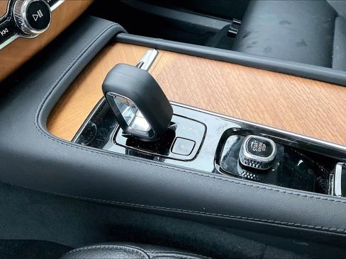 Used 2023 Volvo XC90 B6 Plus image 19