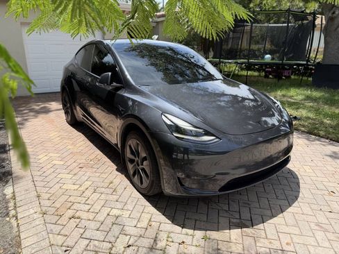 Used 2025 Tesla Model Y Long Range AWD/4WD image 2