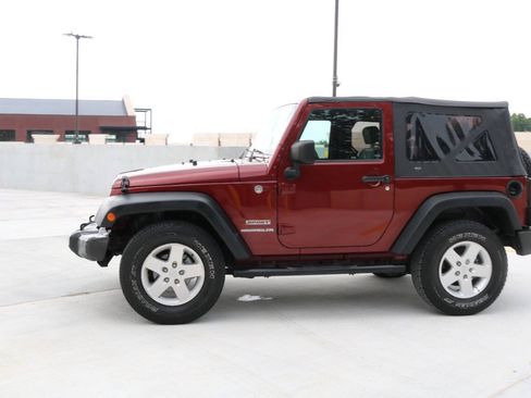 Used 2010 Jeep Wrangler Rubicon w/ PWR Convenience Group AWD/4WD image 32