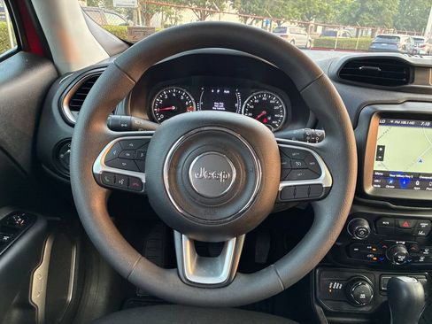 Used 2023 Jeep Renegade Latitude AWD/4WD image 15