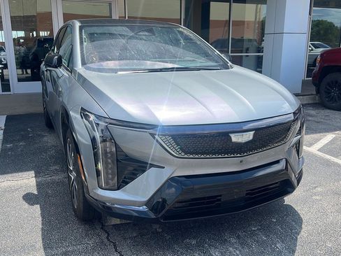 Used 2025 Cadillac Optiq Sport 2 w/ LPO, Floor Liner Package AWD/4WD image 2