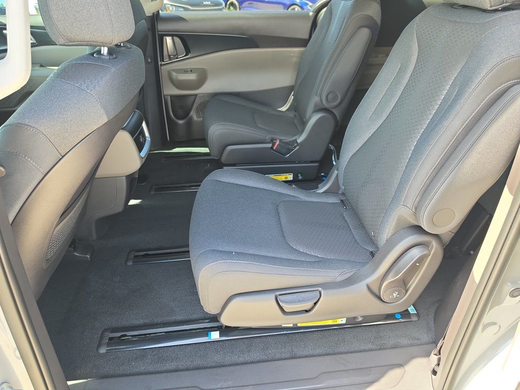New 2027 Kia Carnival LX FWD image 16