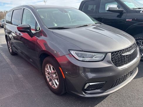 Certified 2023 Chrysler Pacifica Touring-L image 3