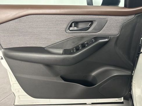 Used 2023 Nissan Rogue S image 27