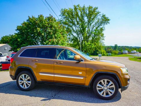 Used 2011 Jeep Grand Cherokee 70th Anniversary AWD/4WD image 3