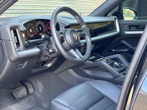 Certified 2025 Porsche Cayenne image 4