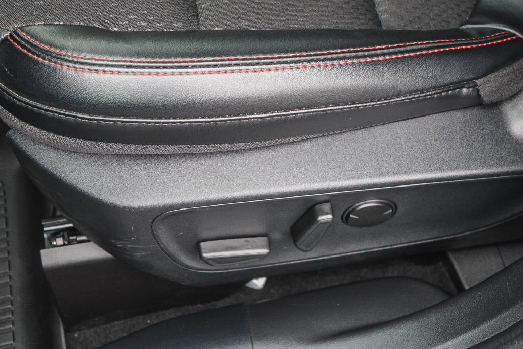 Certified 2025 Ford Escape ST-Line Select AWD/4WD image 24