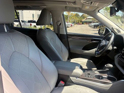 Used 2023 Toyota Highlander Platinum FWD image 12