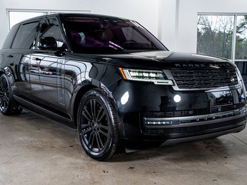 Used 2023 Land Rover Range Rover Long Wheelbase SE image 4