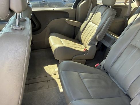 Used 2015 Chrysler Town & Country Touring w/ Driver Convenience Group FWD image 11