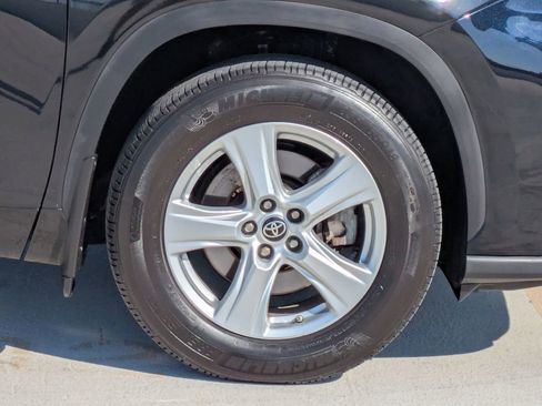 Used 2024 Toyota Highlander LE image 9